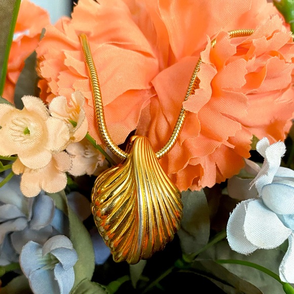 Vintage Jewelry - SOLD - Vintage Kenneth Jay Lane Clam shell locket necklace